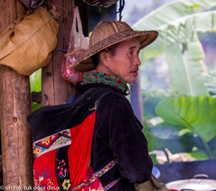 Papa H'mong qui porte bébé sur son dos