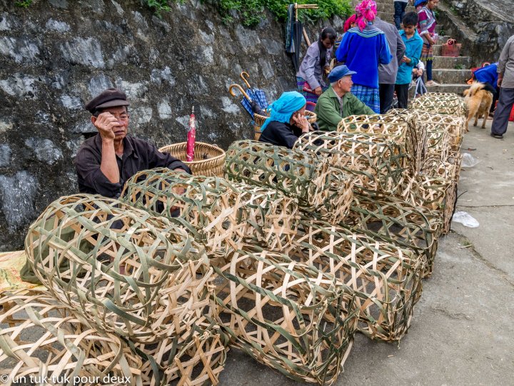 vendeur de cage pour les animaux au marché de Bac Ha