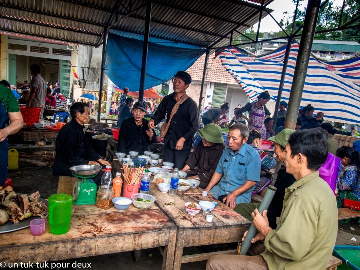 L'alcool de riz coule à flots au marché de Bac Ha