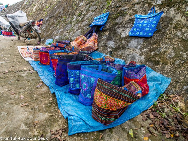 sacs de toutes les couleurs au marché de Bac Ha