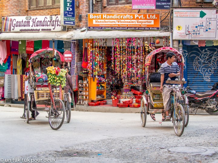 Les chauffeurs de rickshaw en attente de clients qui se font rares
