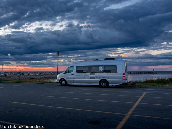 Boondocking, stationnement de l'église de Sainte-Anne-des-Monts