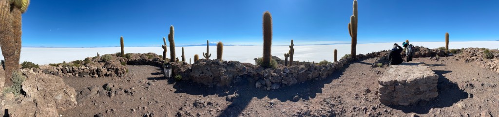 Enfin, le moment tant attendu, le moment fort de ce voyage en Bolivie est arrivé. 

Découvrez avec nous des paysages à couper le souffle qui donnent parfois l'impression d'être sur une autre planète et des animaux très élégants. 

Avec ce Grand tour du Sud Lipez et du Salar d'Uyuni, le plus grand étendu de sel au monde, vous serez, tout comme nous, sous le charme. 

Bonne lecture!

#salarduyuni #sudlipez #Bolivie #Ameriquedusud #Bolivia #untuktukpourdeux #voyageBolivie #TripBolivia #salar #sel #hoteldesel
#TorreTours #ileIncahuasi #ParisDakar